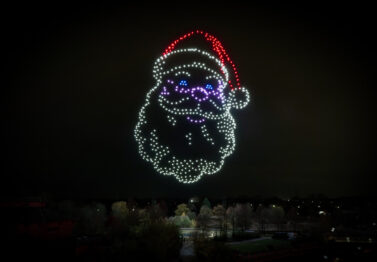 700 Drohnen von Lunatx formen eine romantische Weihnachtsszene über dem festlich beleuchteten Shopping Center.