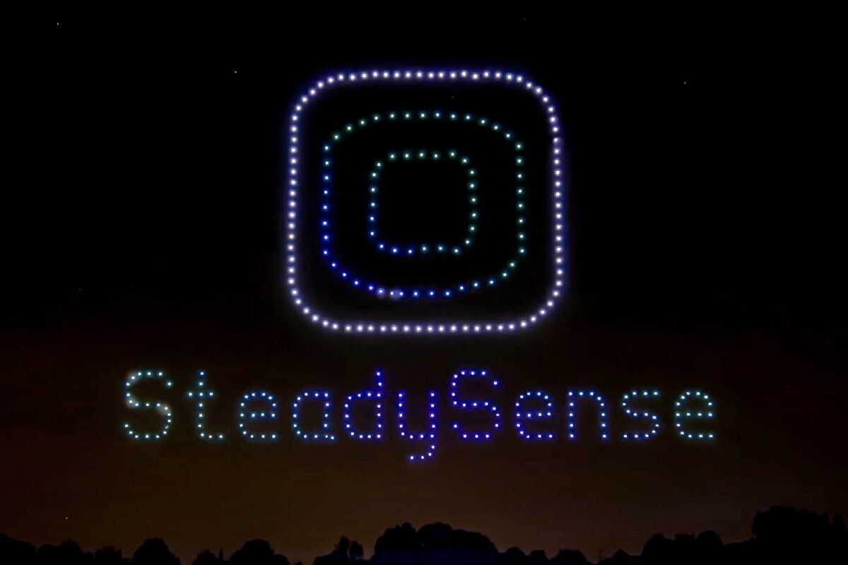 Lunatx Drohnenshow mit 300 LED-Drohnen zeigt das Cobas® Pulse System beim Product Launch von Roche auf einem Flugplatz bei Nacht.
