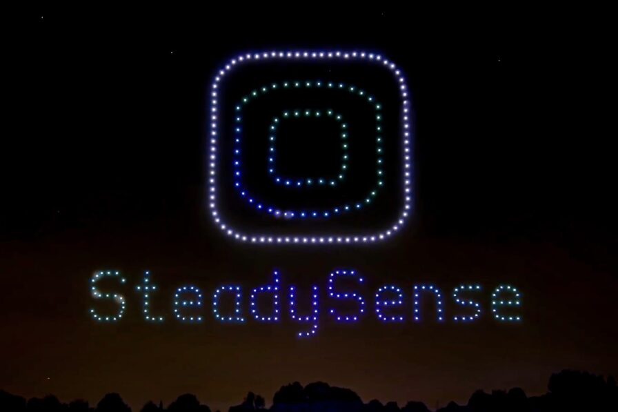 Lunatx Drohnenshow mit 300 LED-Drohnen zeigt das Cobas® Pulse System beim Product Launch von Roche auf einem Flugplatz bei Nacht.