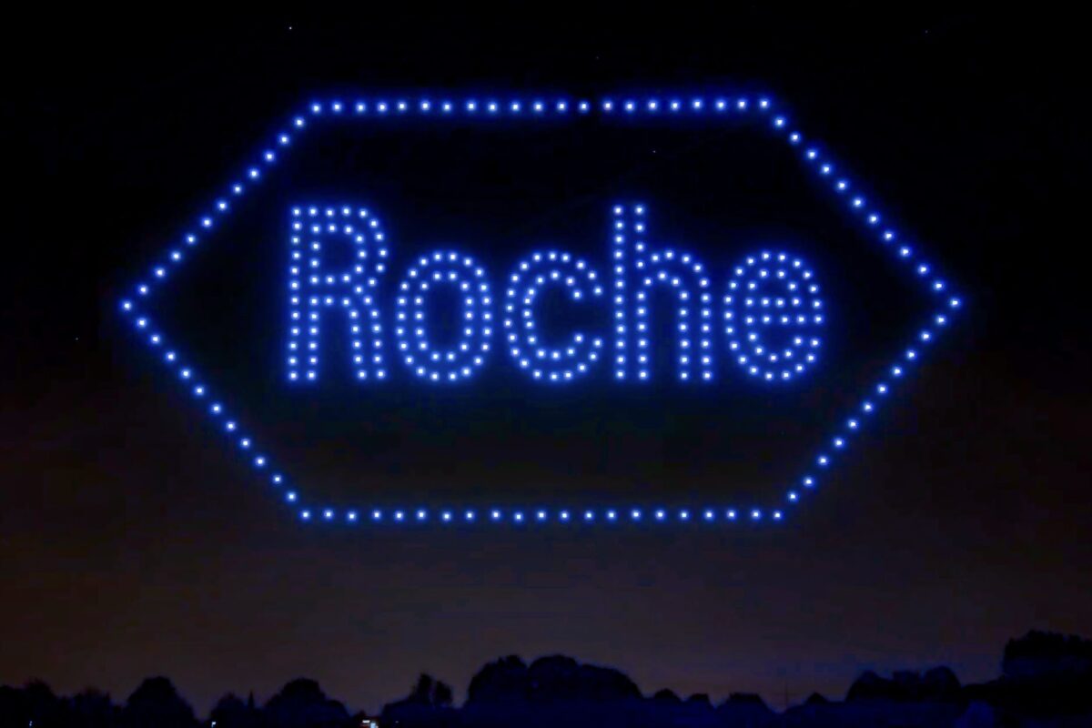 Open-Air Drohnenshow von Lunatx auf einem Flugplatz bei Nacht während einer Healthcare-Konferenz von Roche.