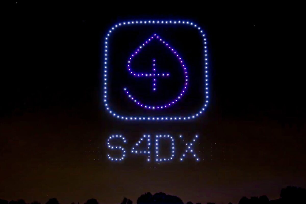 LED-Drohnen von Lunatx formen medizinische Symbole und Datenflüsse zur Darstellung digitaler Workflows im Gesundheitswesen.