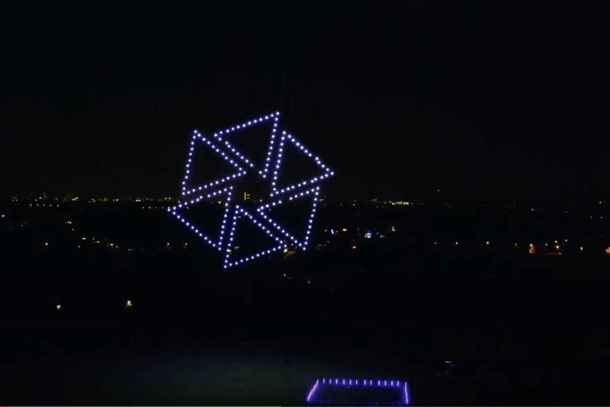 Drohnenformation bei Nacht mit Fokus auf visuelle Dramaturgie.