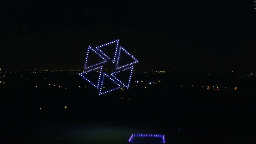 Drohnenformation bei Nacht mit Fokus auf visuelle Dramaturgie.