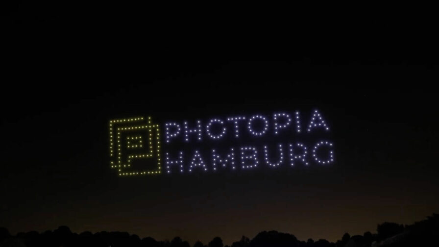 Drohnenshow als visuelle Inszenierung im Rahmen einer Messe- oder Branchenveranstaltung.