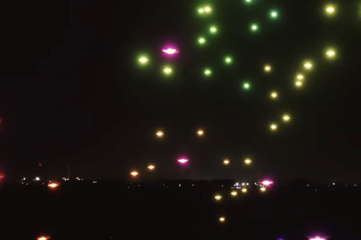 Dynamische Lichtchoreografie mit Drohnen bei einer Markenveranstaltung.