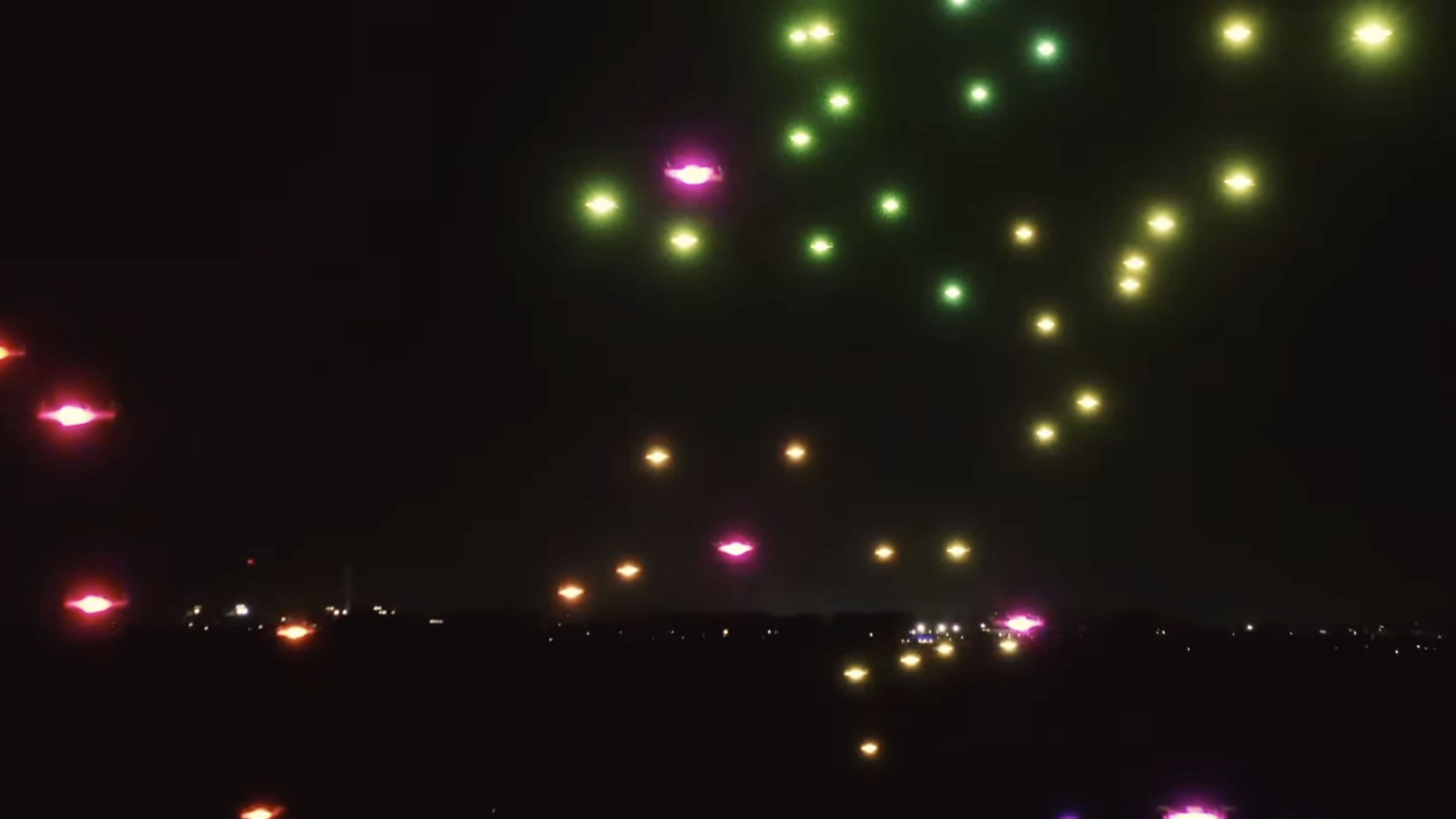 Dynamische Lichtchoreografie mit Drohnen bei einer Markenveranstaltung.