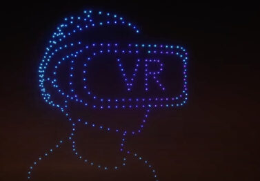 Drohnenformation symbolisiert digitale Vernetzung und Geschwindigkeit.