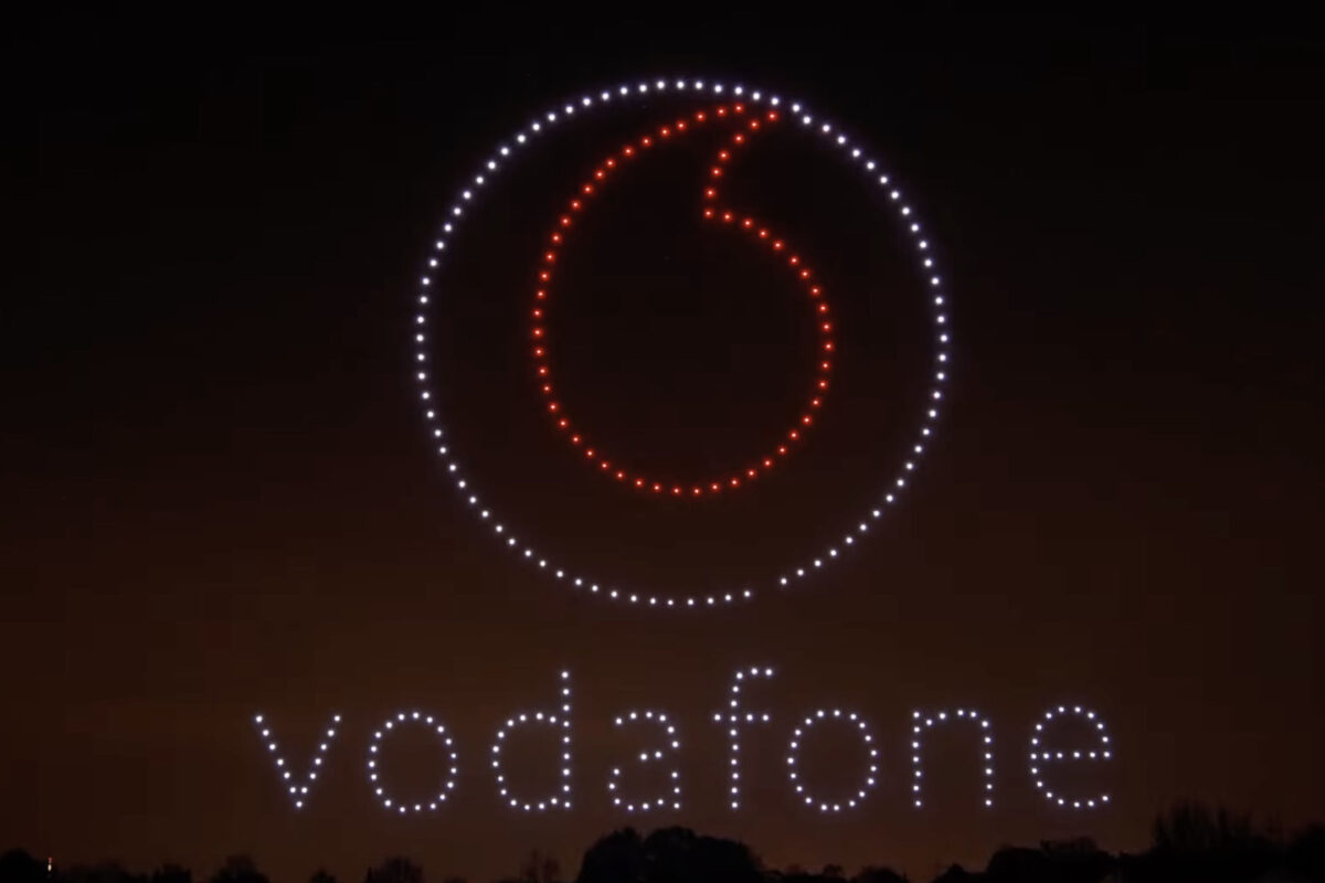 Drohnenshow mit dynamischer Lichtformation als Markeninszenierung am Nachthimmel.