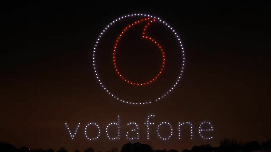 Drohnenshow mit dynamischer Lichtformation als Markeninszenierung am Nachthimmel.
