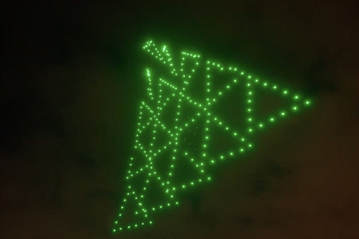Drohnenformation mit klaren geometrischen Linien bei Nacht.