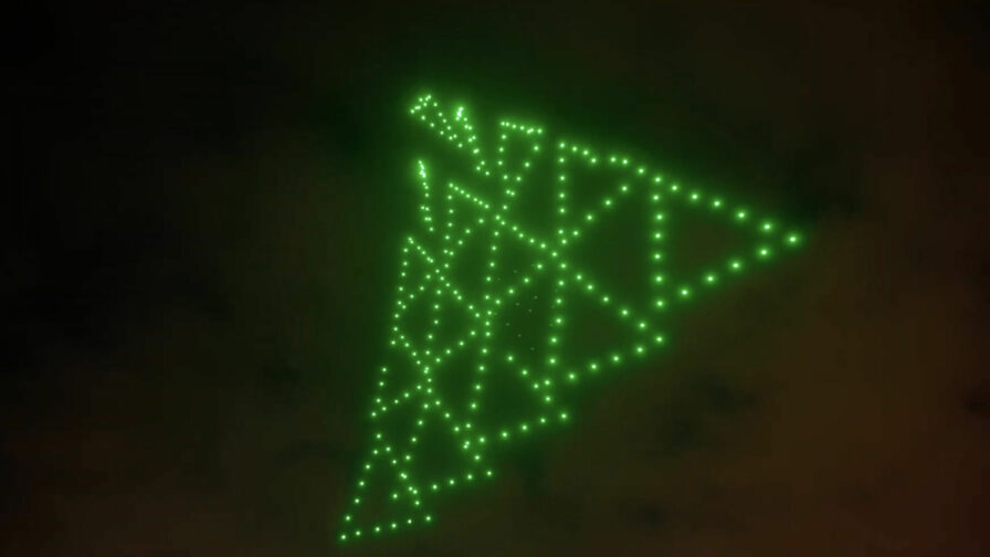 Drohnenformation mit klaren geometrischen Linien bei Nacht.