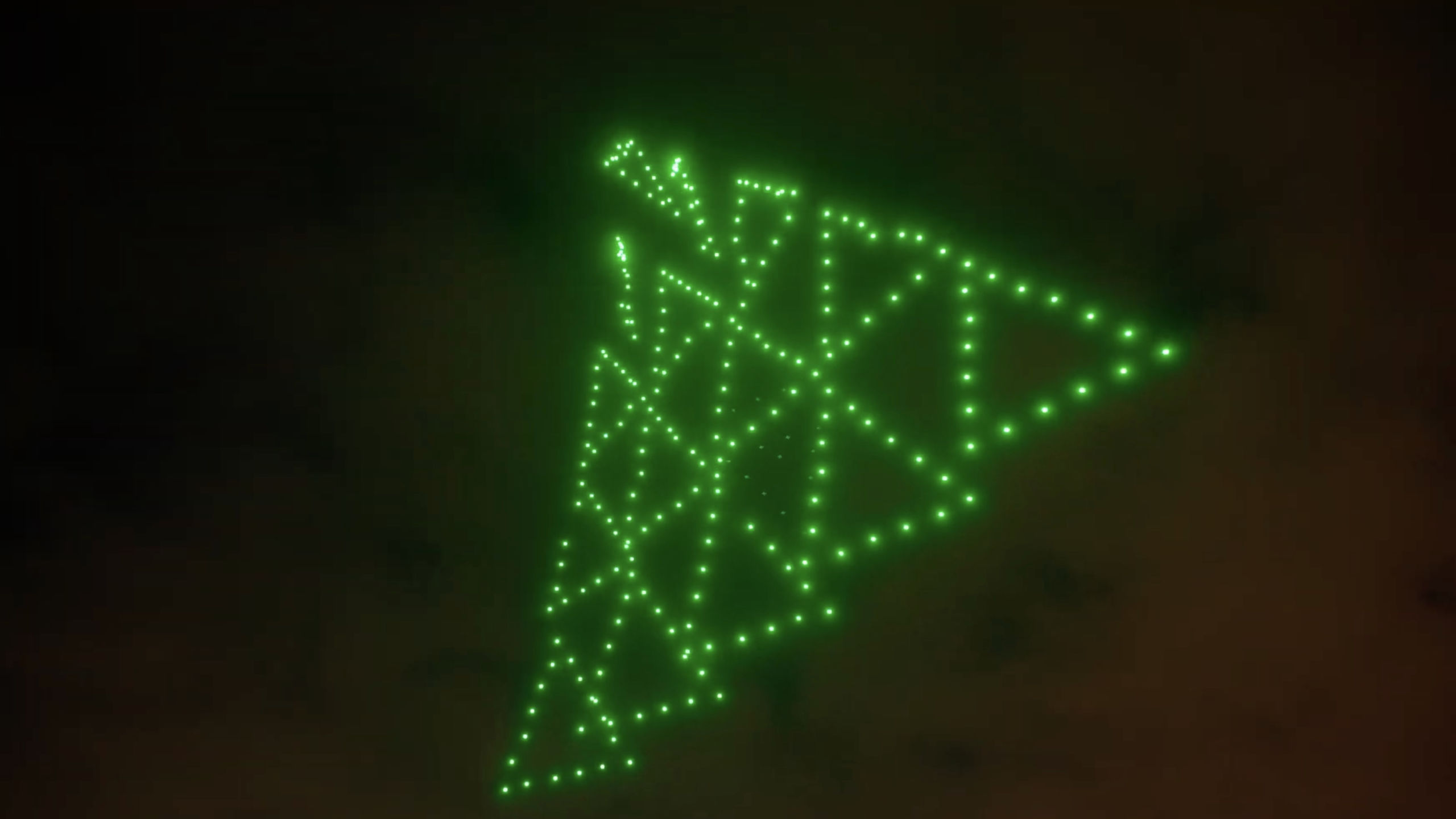Drohnenformation mit klaren geometrischen Linien bei Nacht.