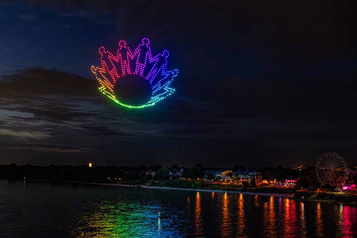 Lichtformationen durch Drohnen als Teil einer multimedialen Eventproduktion.
