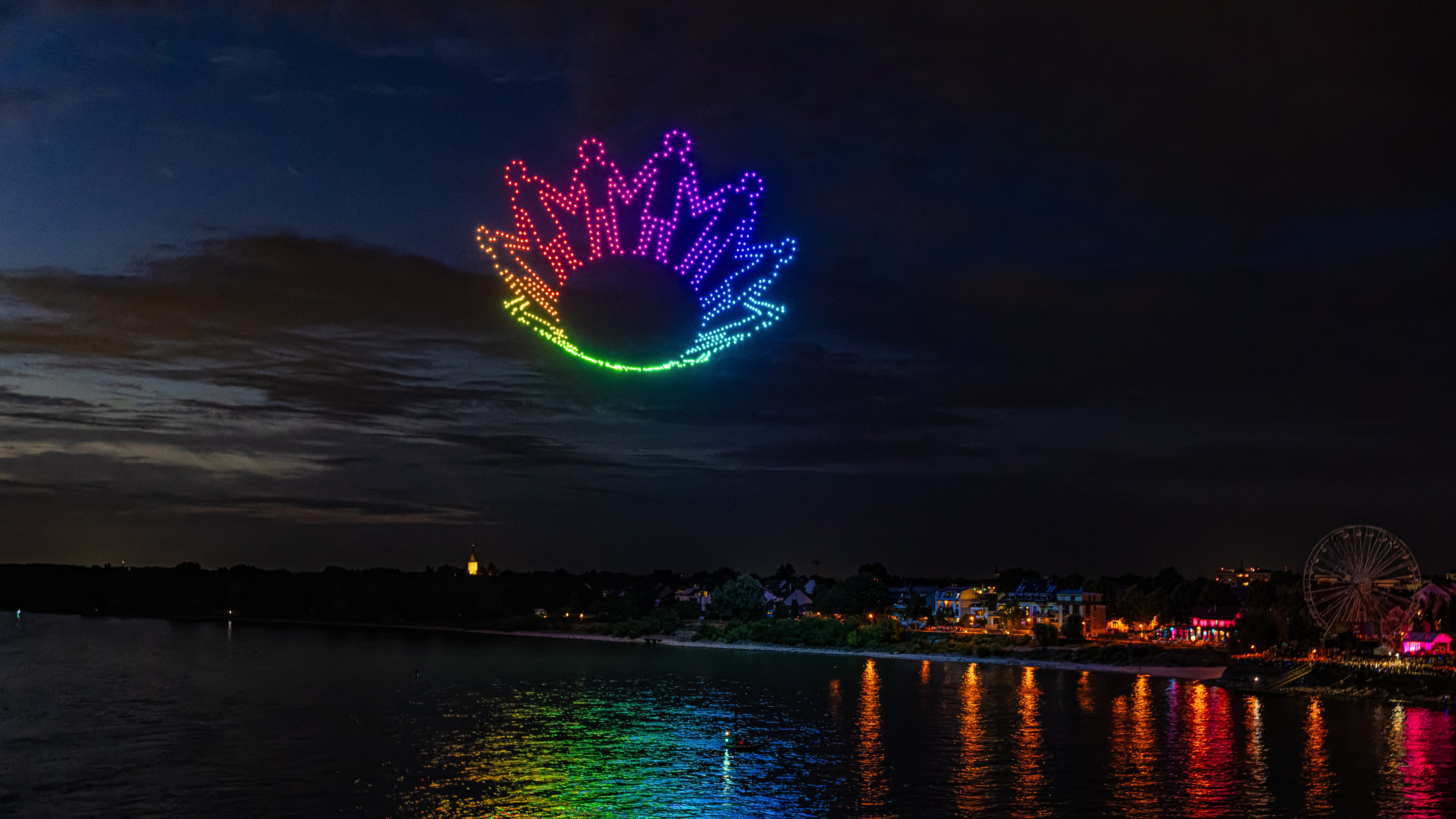 Lichtformationen durch Drohnen als Teil einer multimedialen Eventproduktion.