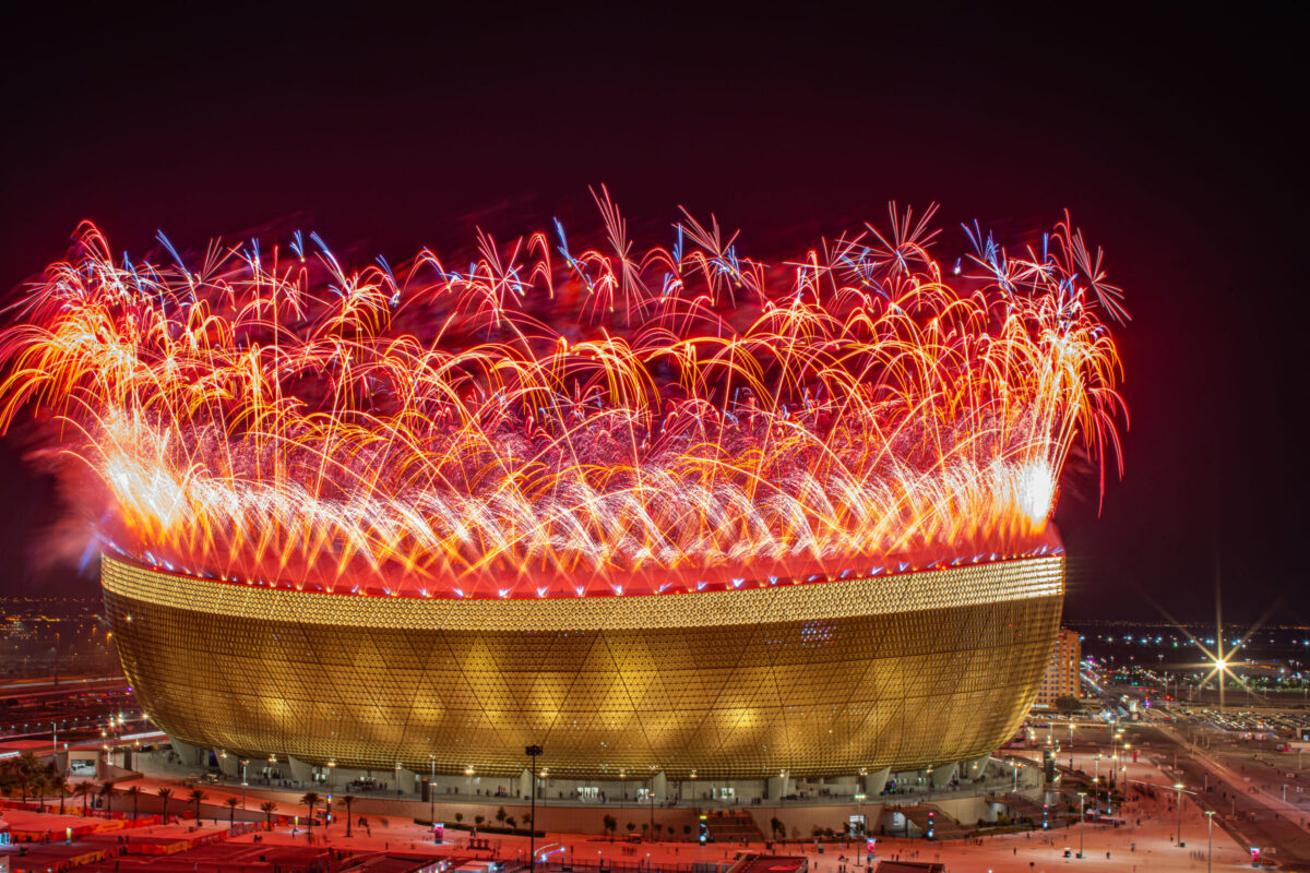 Großformatige Pyrotechnik integriert in die Architektur eines Stadions während einer Live-Veranstaltung.