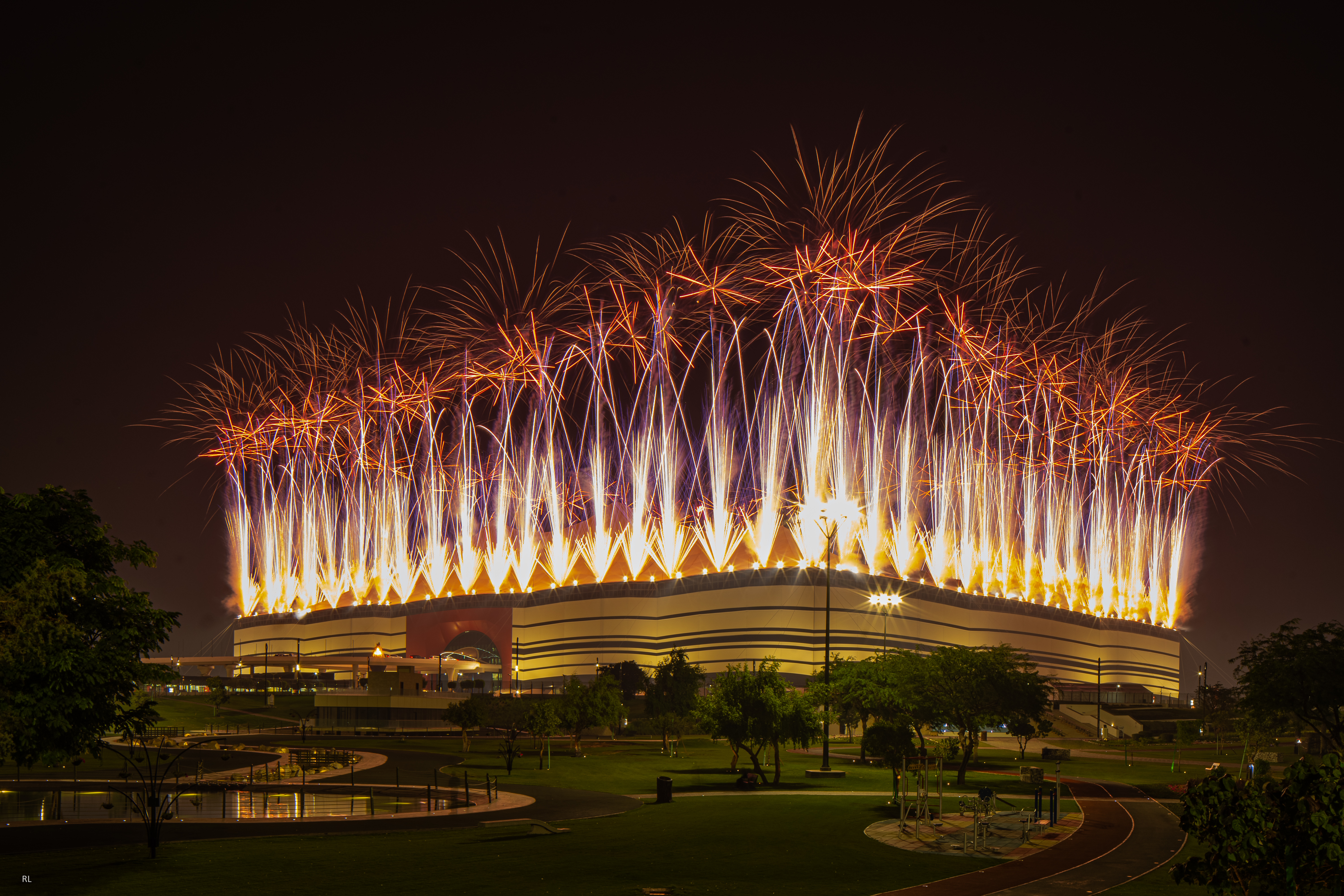 Feuerwerk integriert in eine Live-Event-Inszenierung in einer Stadionumgebung.