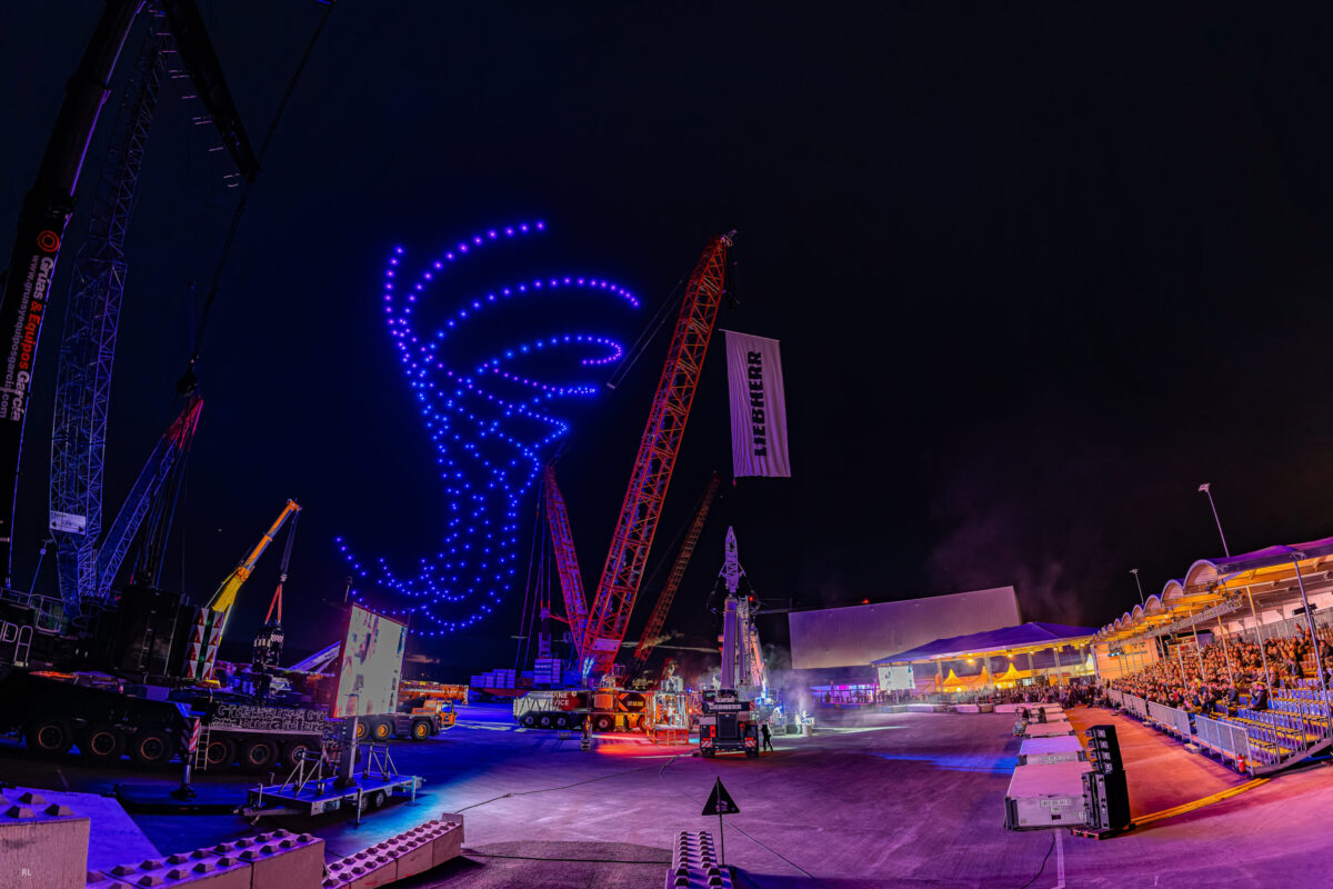 Drohnenlichtshow als visuelles Element einer Feier oder Zeremonie.