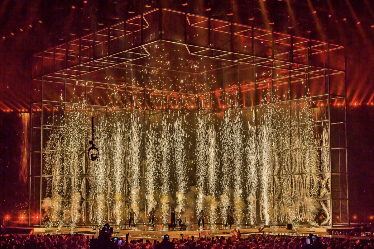 200 trübbare Plexiglas-Cubes mit integrierter Pyrotechnik als Teil des Bühnenbildes.