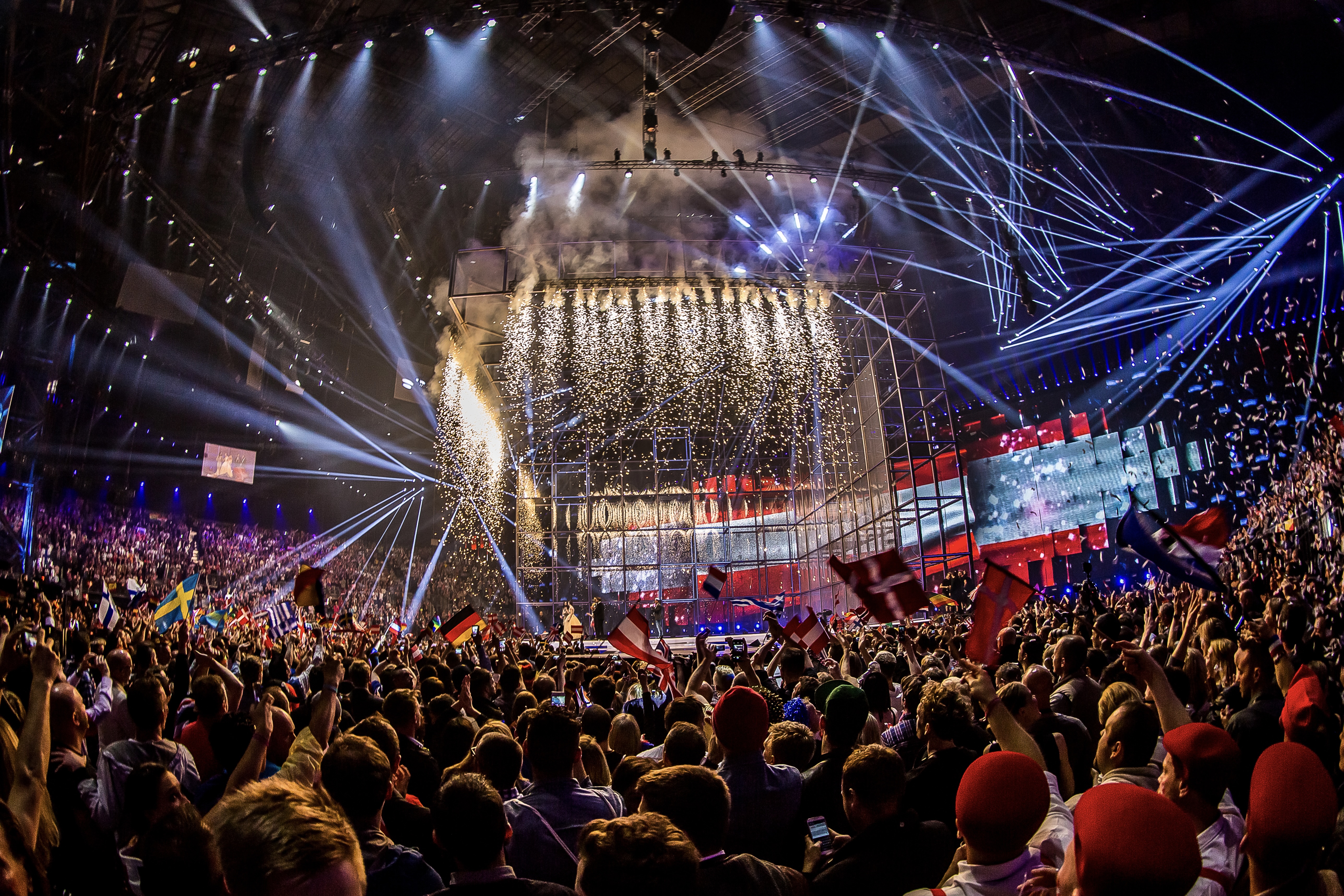 ESC-Produktion in einer ehemaligen Werfthalle mit maritimem Charakter und Pyrotechnik.