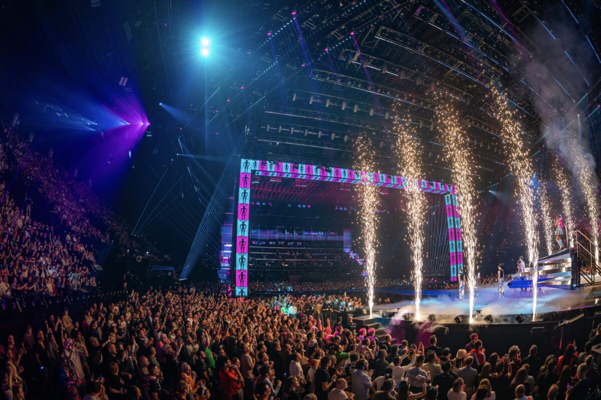 Technische Koordination von Pyrotechnik, Licht und Bühne während der Show.