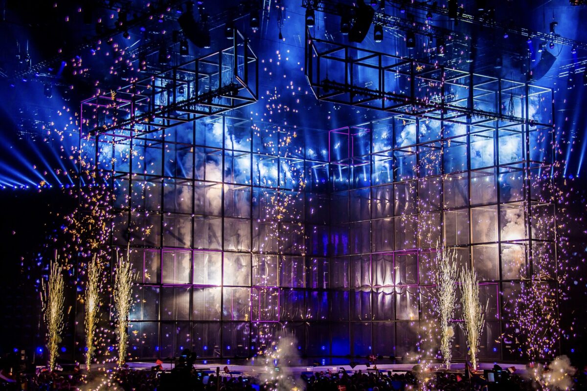 Gesamteffektbild der ESC-Bühne 2014 mit Cubes, Wasser und Pyrotechnik von Lunatx SFX.