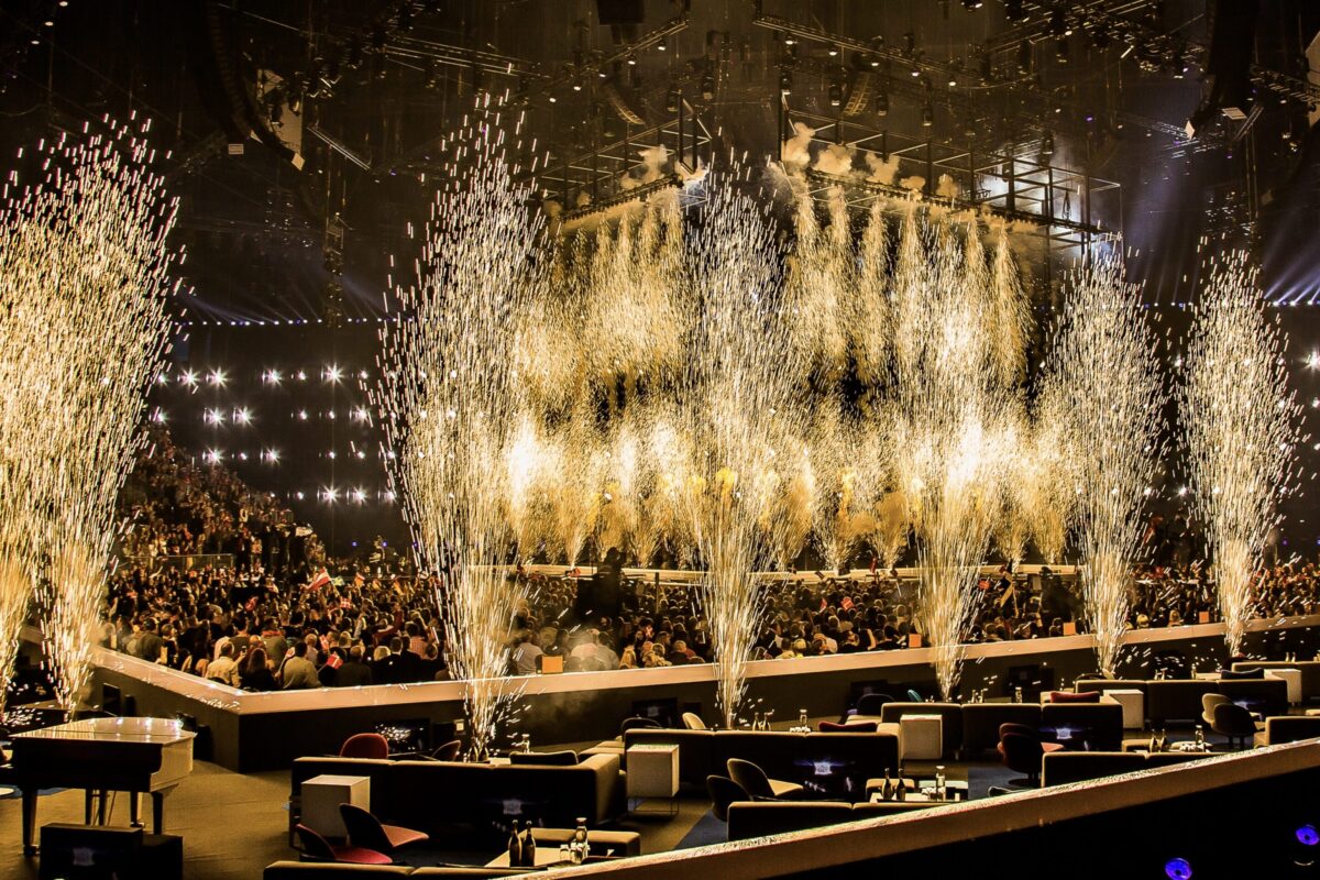 Pyrotechnische Akzente markieren musikalische Übergänge innerhalb der ESC-Show.