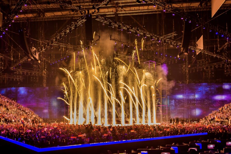 Gesamtansicht der ESC-Produktion in der B&W Hallerne mit Wasser, LED und Pyro.
