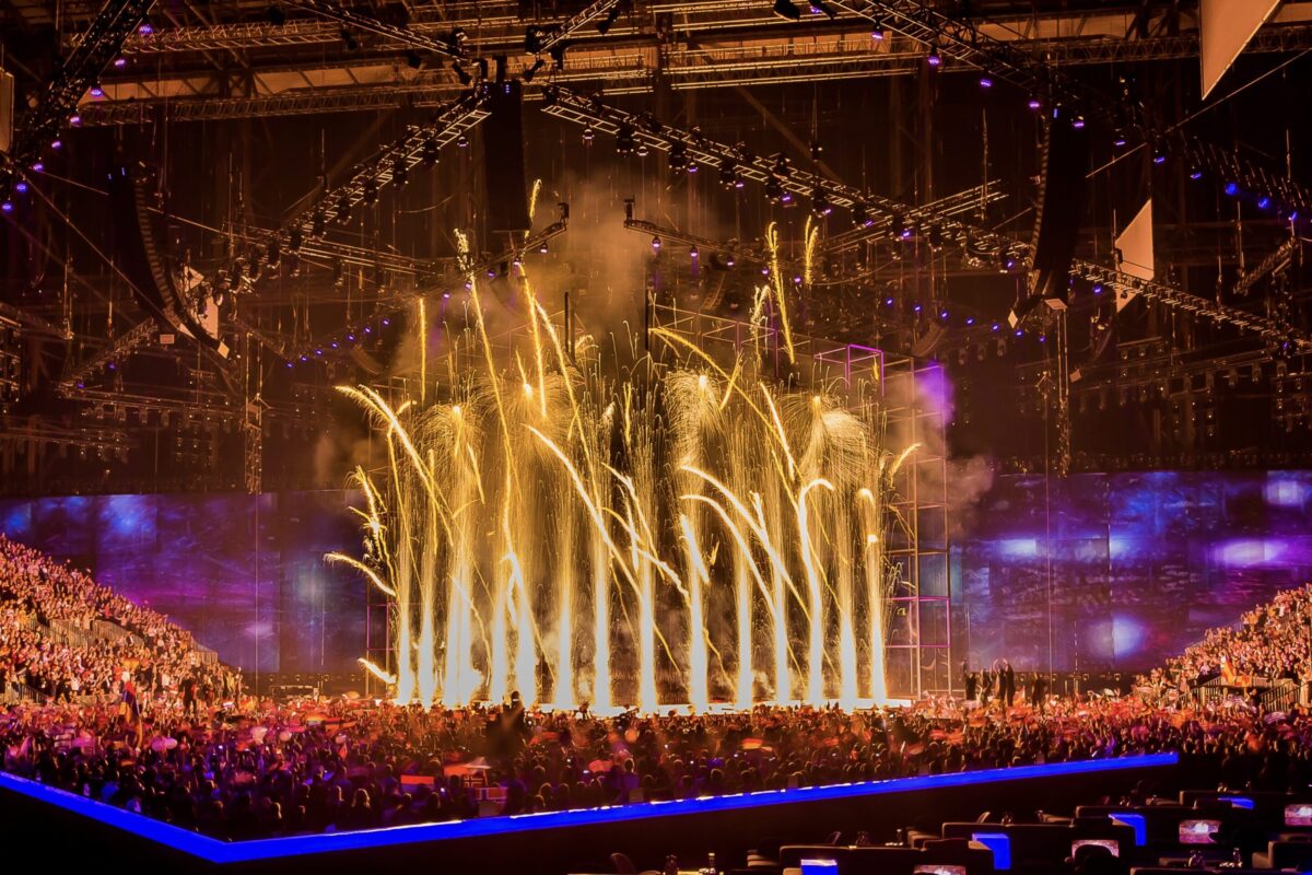 Gesamtansicht der ESC-Produktion in der B&W Hallerne mit Wasser, LED und Pyro.