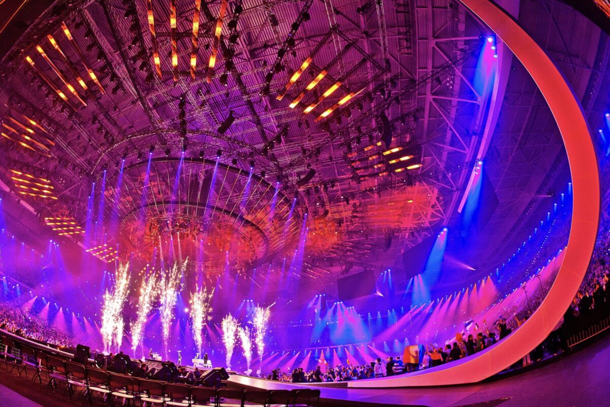 Kompakte ESC-Bühne mit Pyrotechnik, konzipiert für Nähe zum Publikum im Stadion.