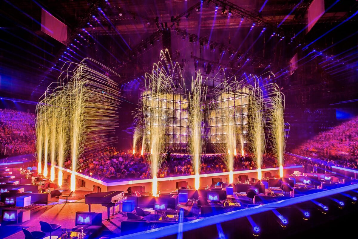 Blick über die gesamte ESC-Bühnenlandschaft mit Cube-Feldern und Pyroeffekten.