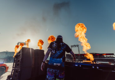 Spezialeffekte mit Flammen, Funken und visuellen Elementen als Teil einer hochwertigen Automotive-Eventinszenierung.