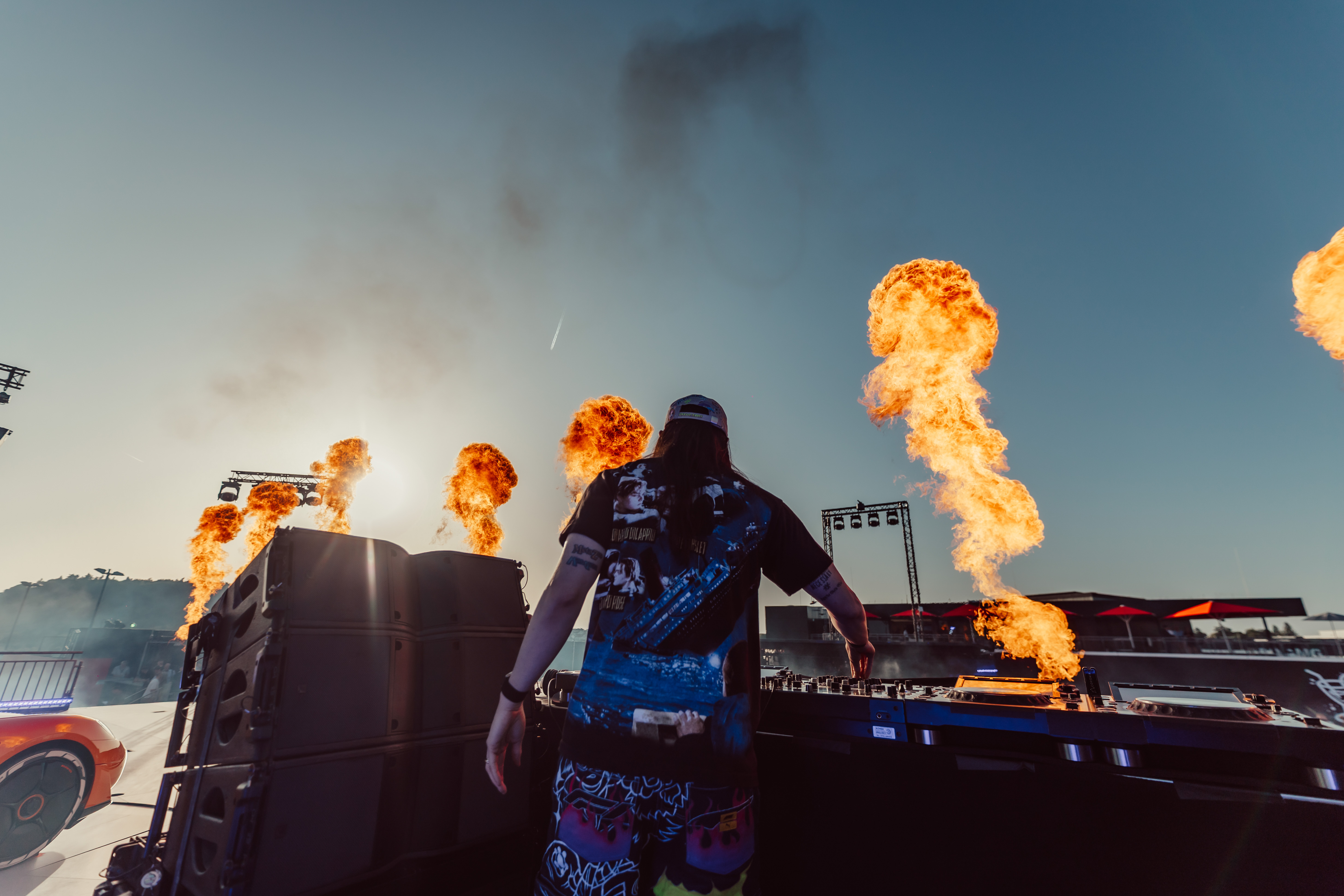 Spezialeffekte mit Flammen, Funken und visuellen Elementen als Teil einer hochwertigen Automotive-Eventinszenierung.