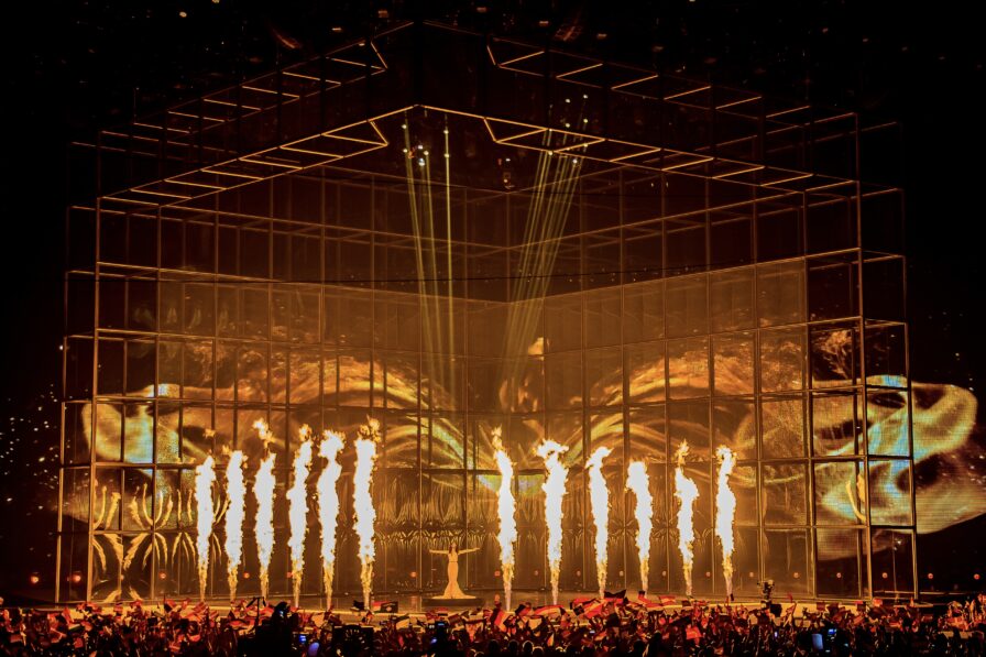 Pyrotechnische Akzente aus einzelnen Plexiglas-Cubes während einer ESC-Showsequenz.