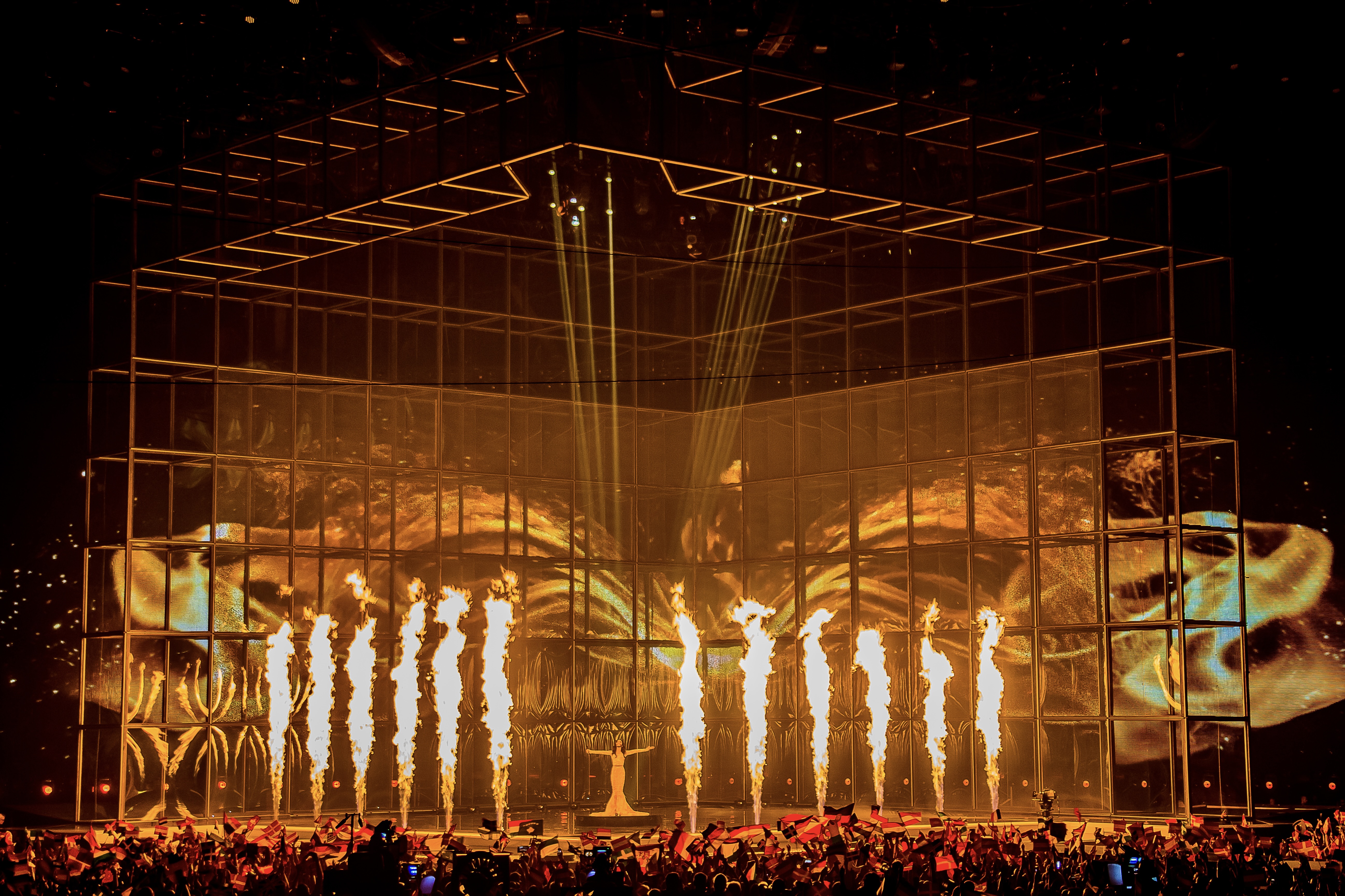 Pyrotechnische Akzente aus einzelnen Plexiglas-Cubes während einer ESC-Showsequenz.