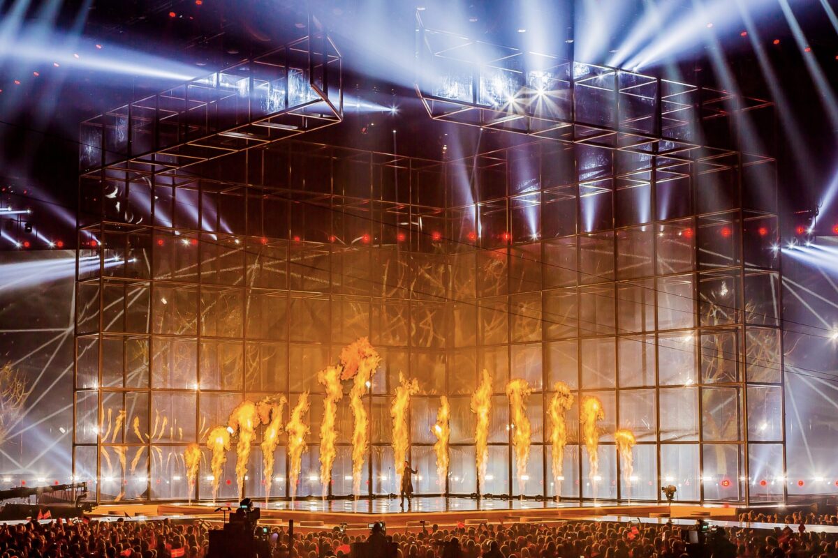Zentrale ESC-Bühne umgeben von Wasser mit Pyro- und Special Effects.