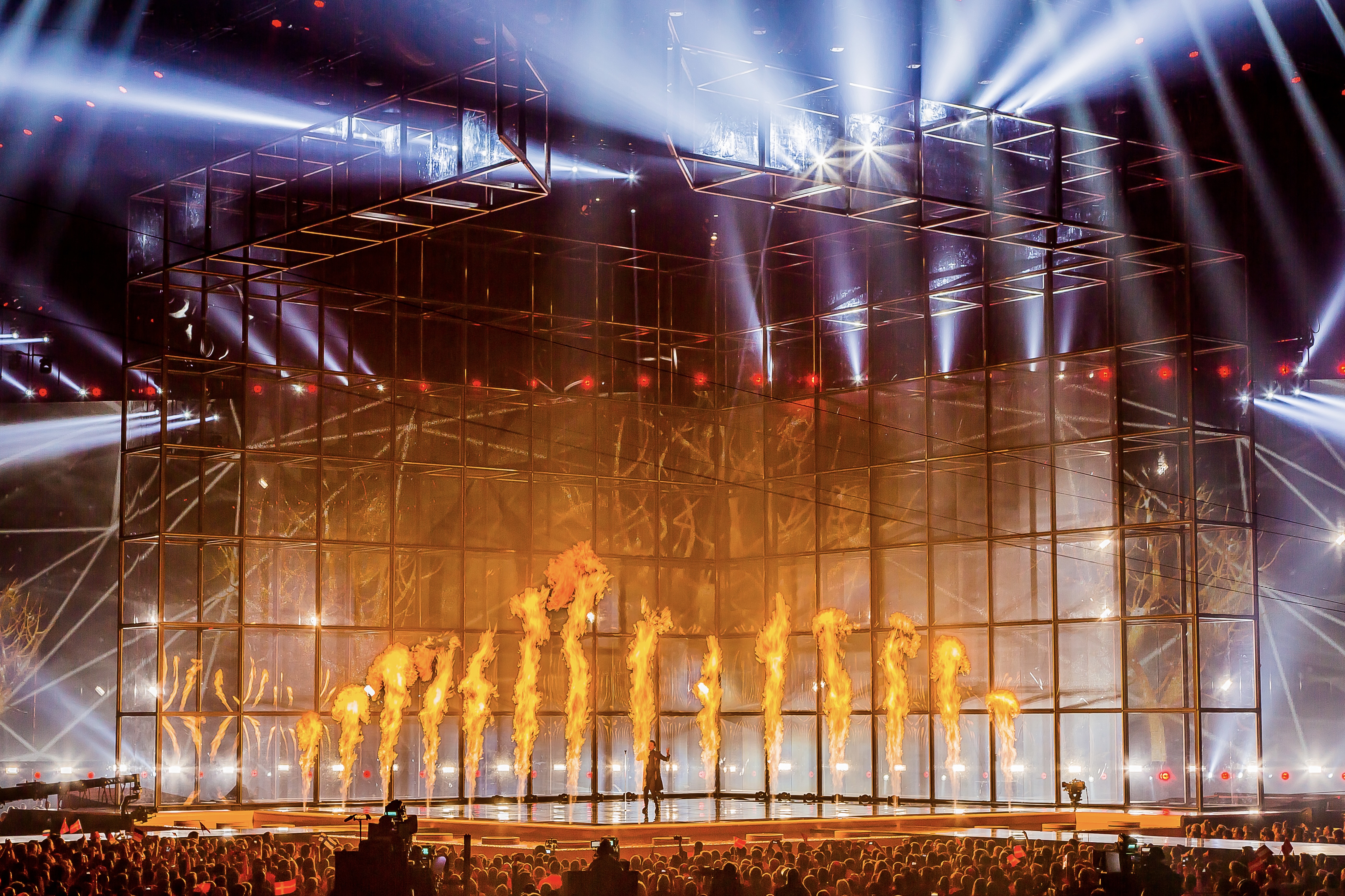 Zentrale ESC-Bühne umgeben von Wasser mit Pyro- und Special Effects.