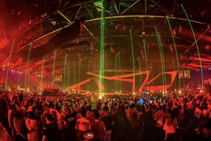 Pyro- und Special-Effects auf der transparenten Bühne der Baku Crystal Hall während des Eurovision Song Contest 2012.