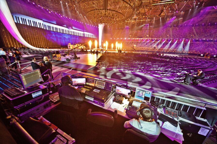 Großflächige Pyrotechnik von Lunatx SFX skaliert für eine internationale Live-TV-Produktion.