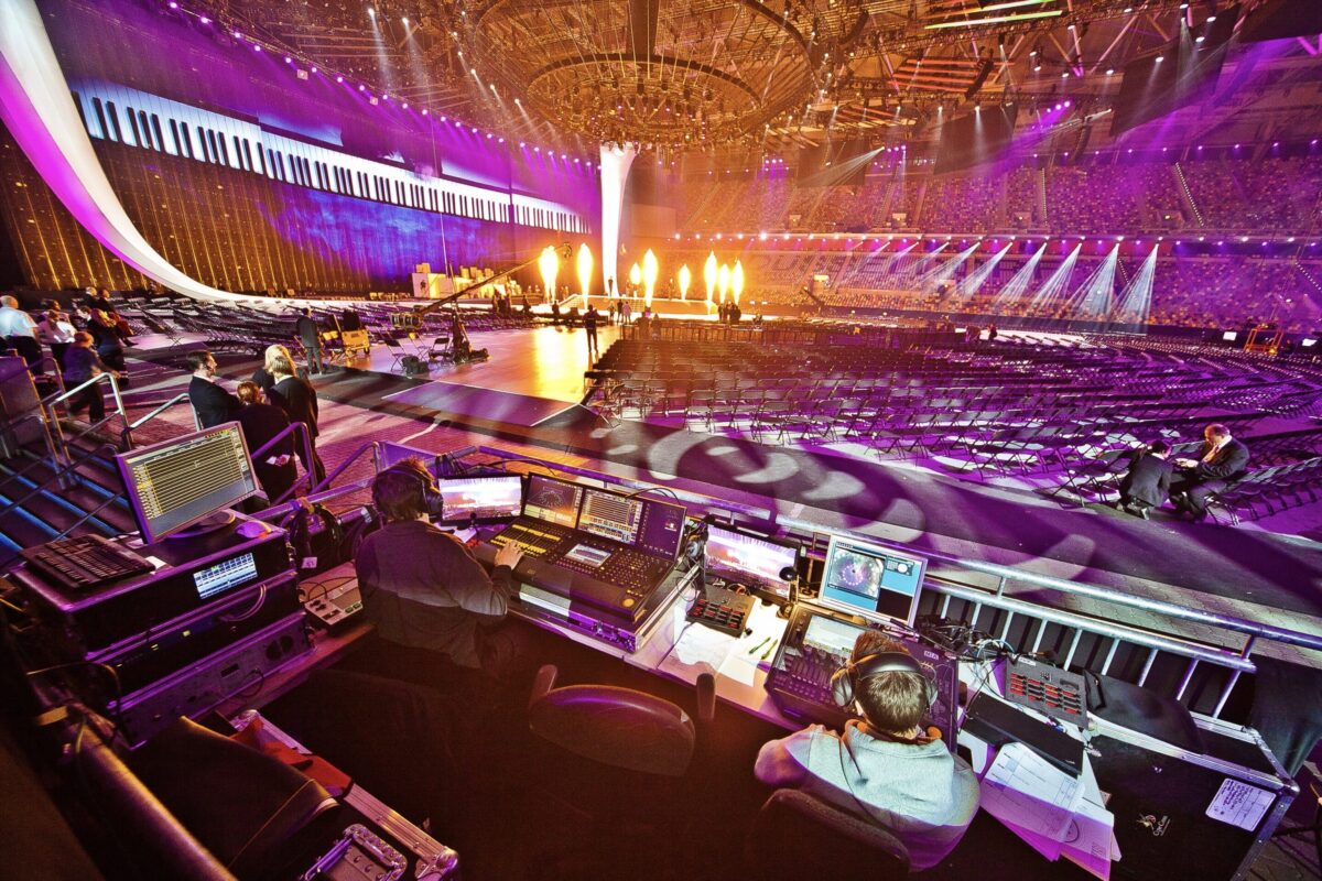 Großflächige Pyrotechnik von Lunatx SFX skaliert für eine internationale Live-TV-Produktion.