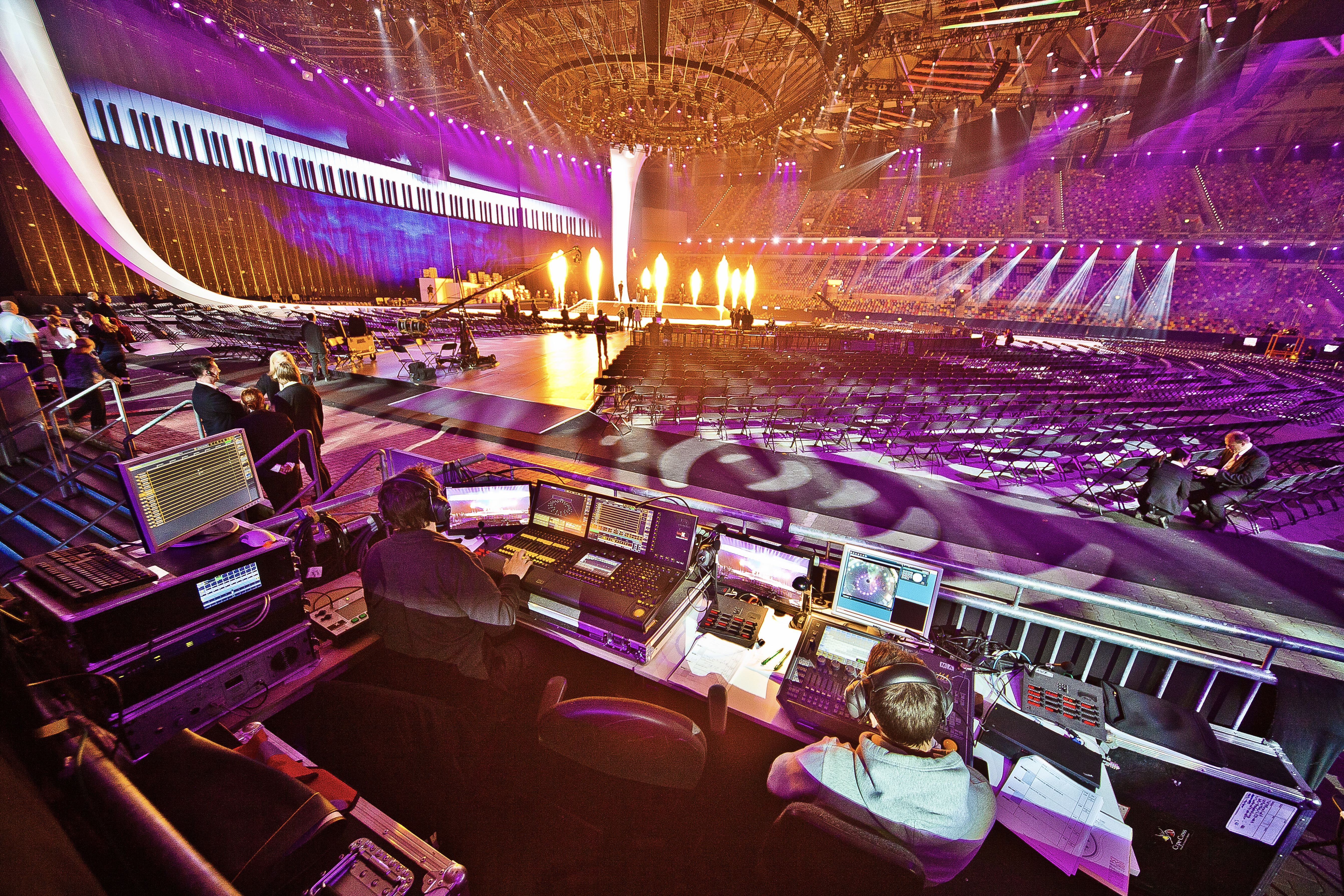 Großflächige Pyrotechnik von Lunatx SFX skaliert für eine internationale Live-TV-Produktion.