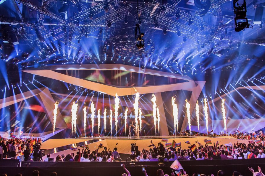 Transparente Bühnenebenen mit synchronisierten Pyroeffekten beim ESC 2012.
