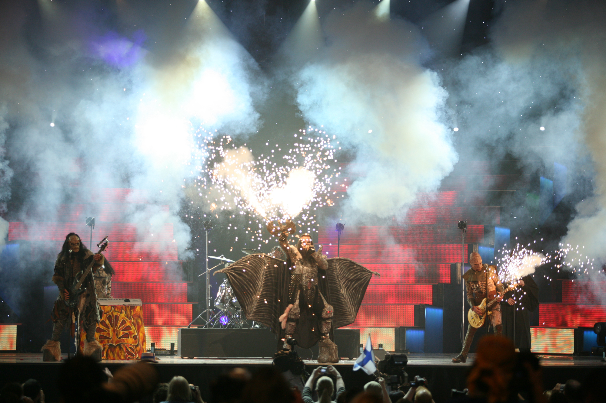 Synchronisierte Pyrotechnik verstärkt musikalische Akzente auf der beweglichen Bühne des Eurovision Song Contest 2006.
