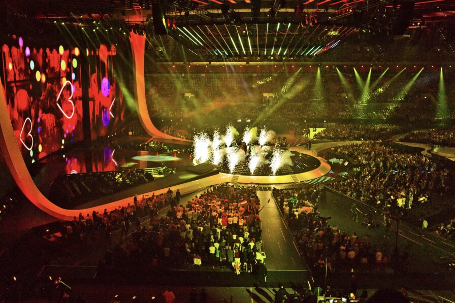 Pyrotechnische Akzente begleiten einen musikalischen Höhepunkt beim ESC 2011.