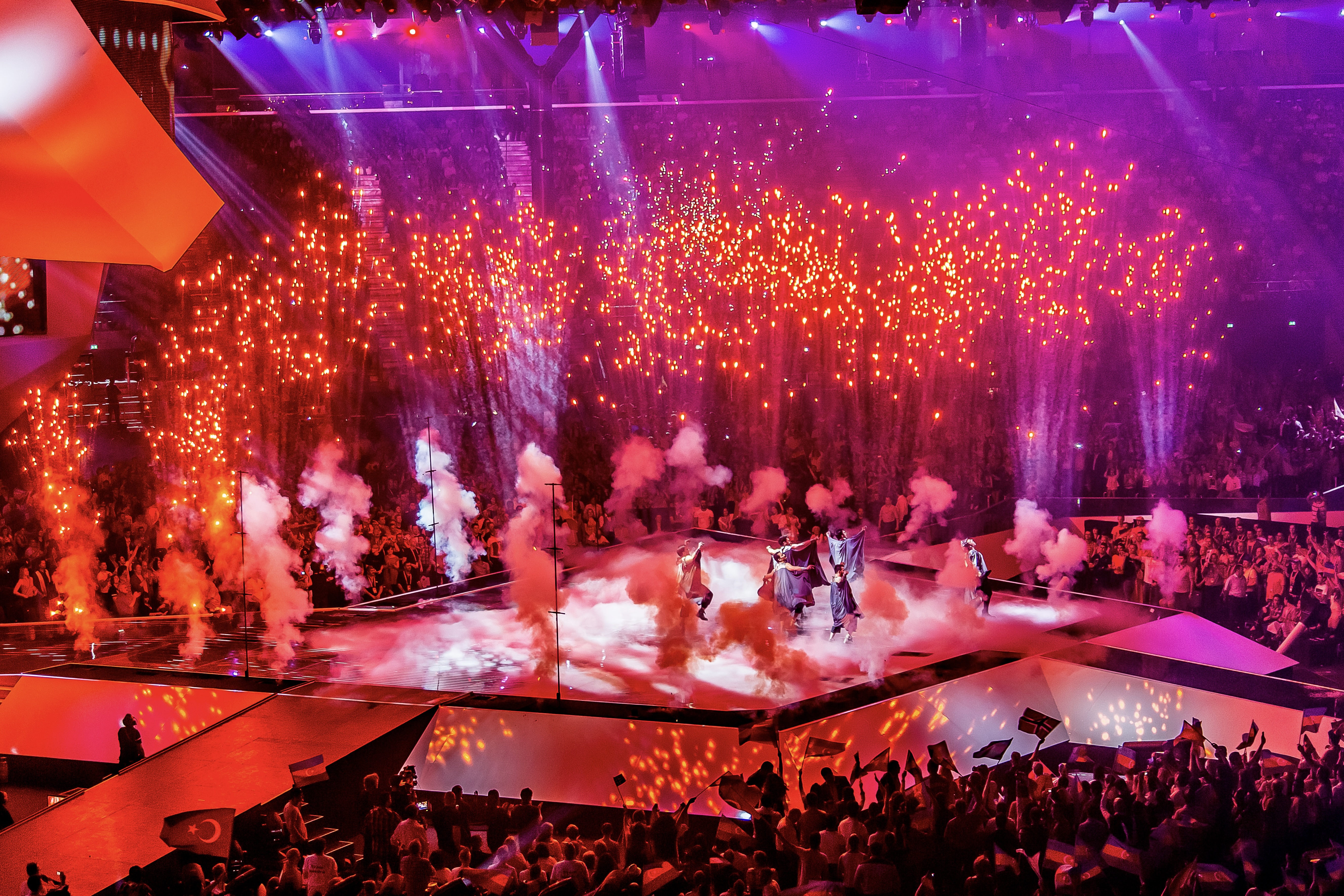 Pyrotechnische Effekte entlang transparenter Bühnenflächen der ESC-Arena.