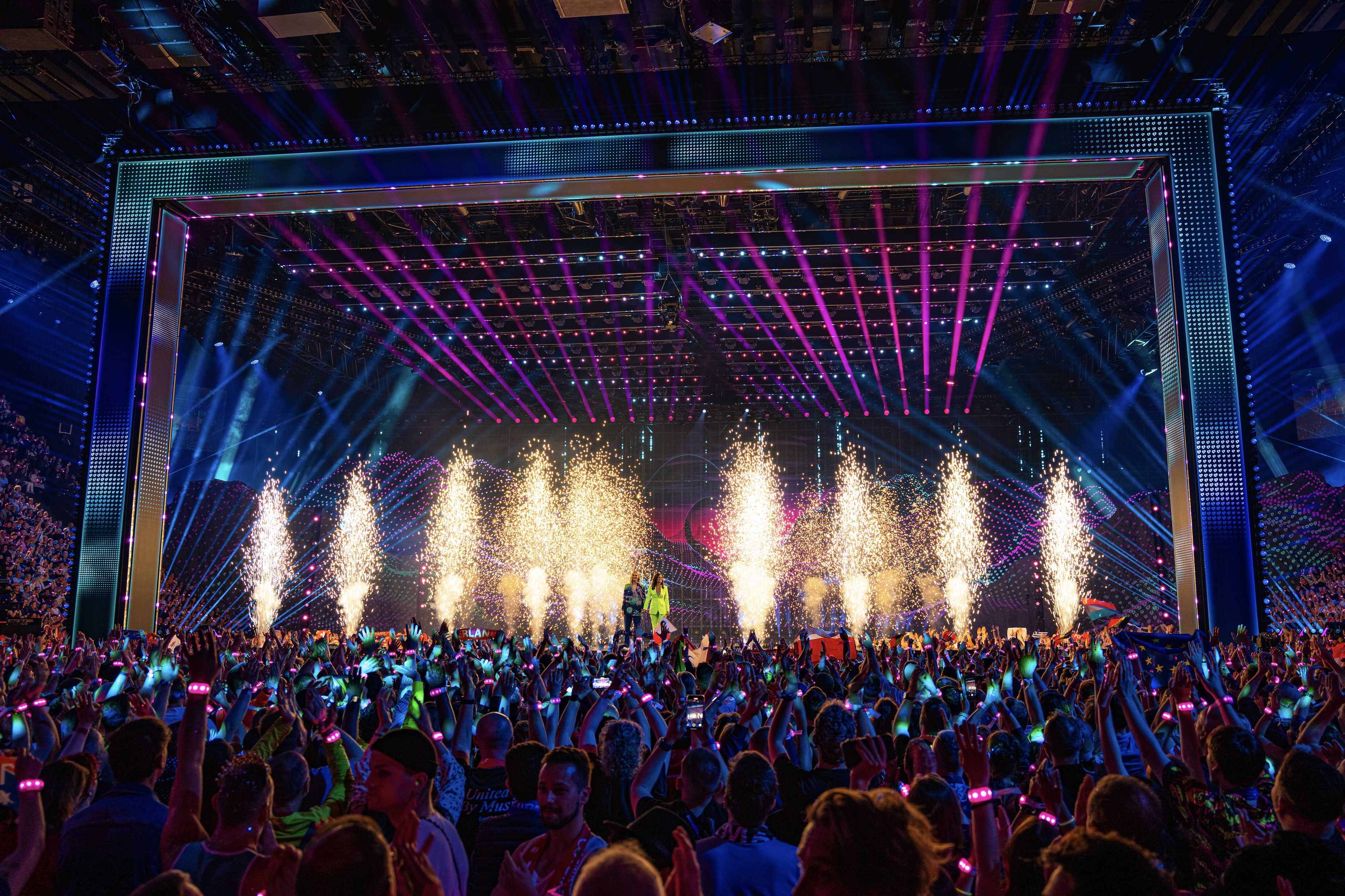 Gesamtansicht der ESC-Bühne 2025 mit integrierten Pyroeffekten in einer modernen Arena.