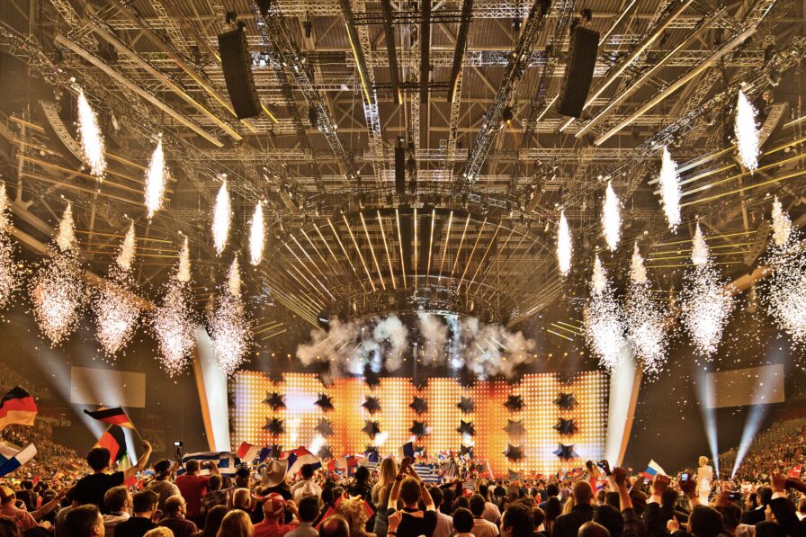 Pyrotechnik und Flammeneffekte auf der kompakten Bühne im Fußballstadion während des Eurovision Song Contest 2011 in Düsseldorf.