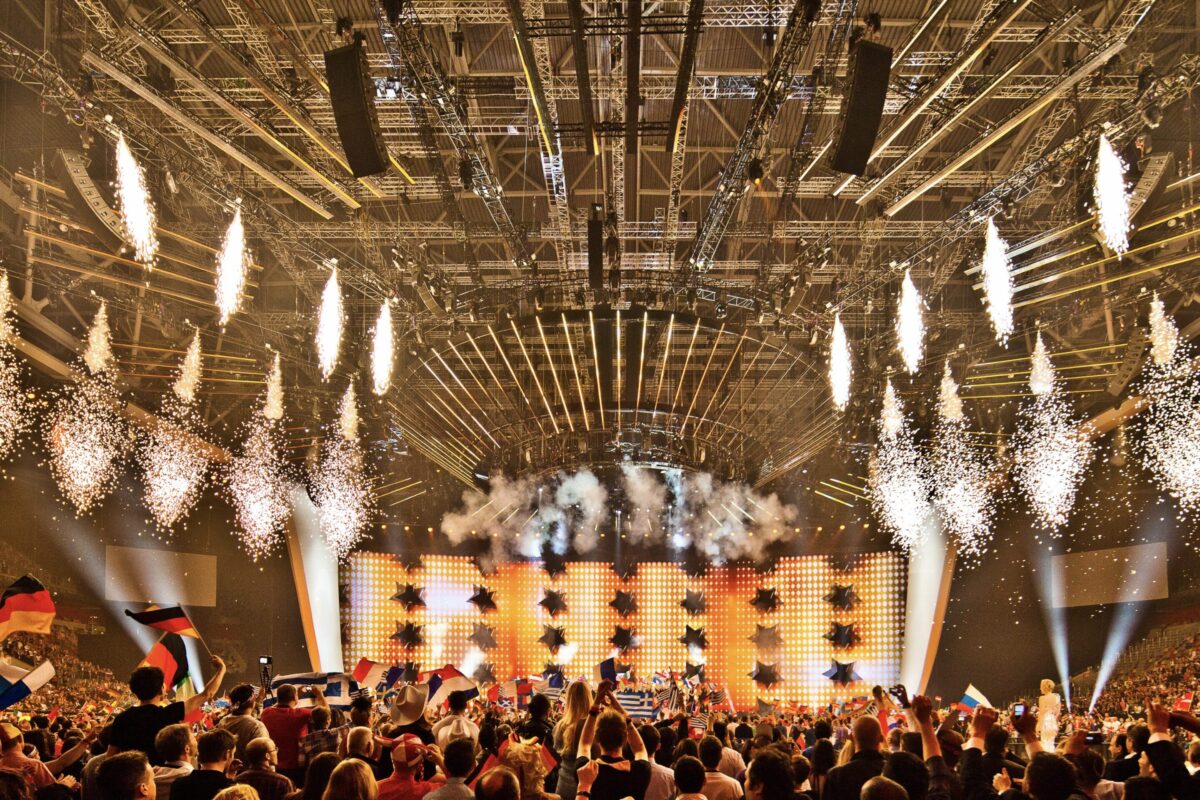 Pyrotechnik und Flammeneffekte auf der kompakten Bühne im Fußballstadion während des Eurovision Song Contest 2011 in Düsseldorf.