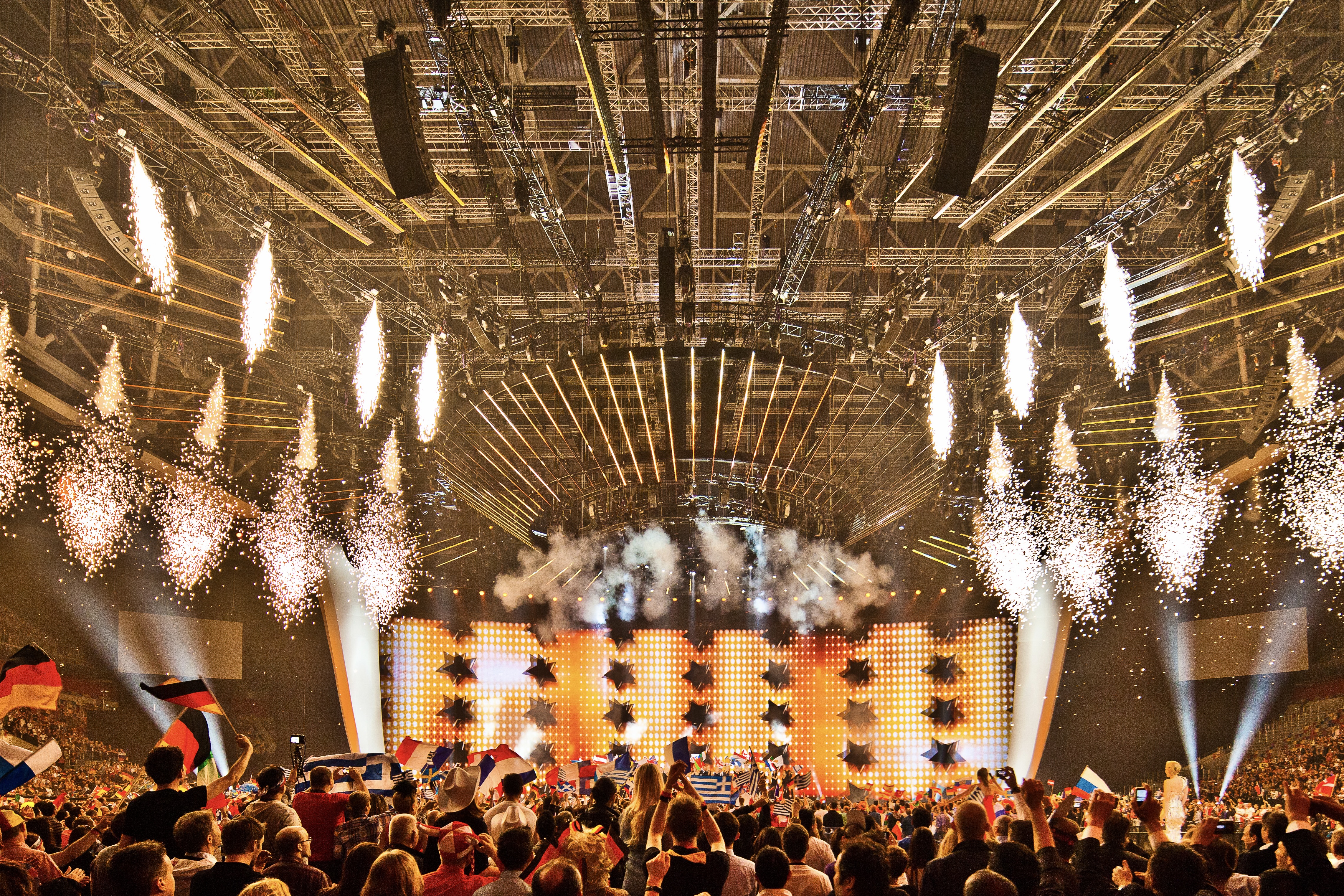 Pyrotechnik und Flammeneffekte auf der kompakten Bühne im Fußballstadion während des Eurovision Song Contest 2011 in Düsseldorf.