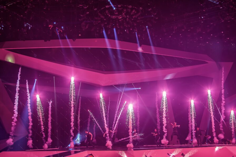 Gesamtansicht der ESC-Produktion mit Pyro- und Special Effects in der Baku Crystal Hall.