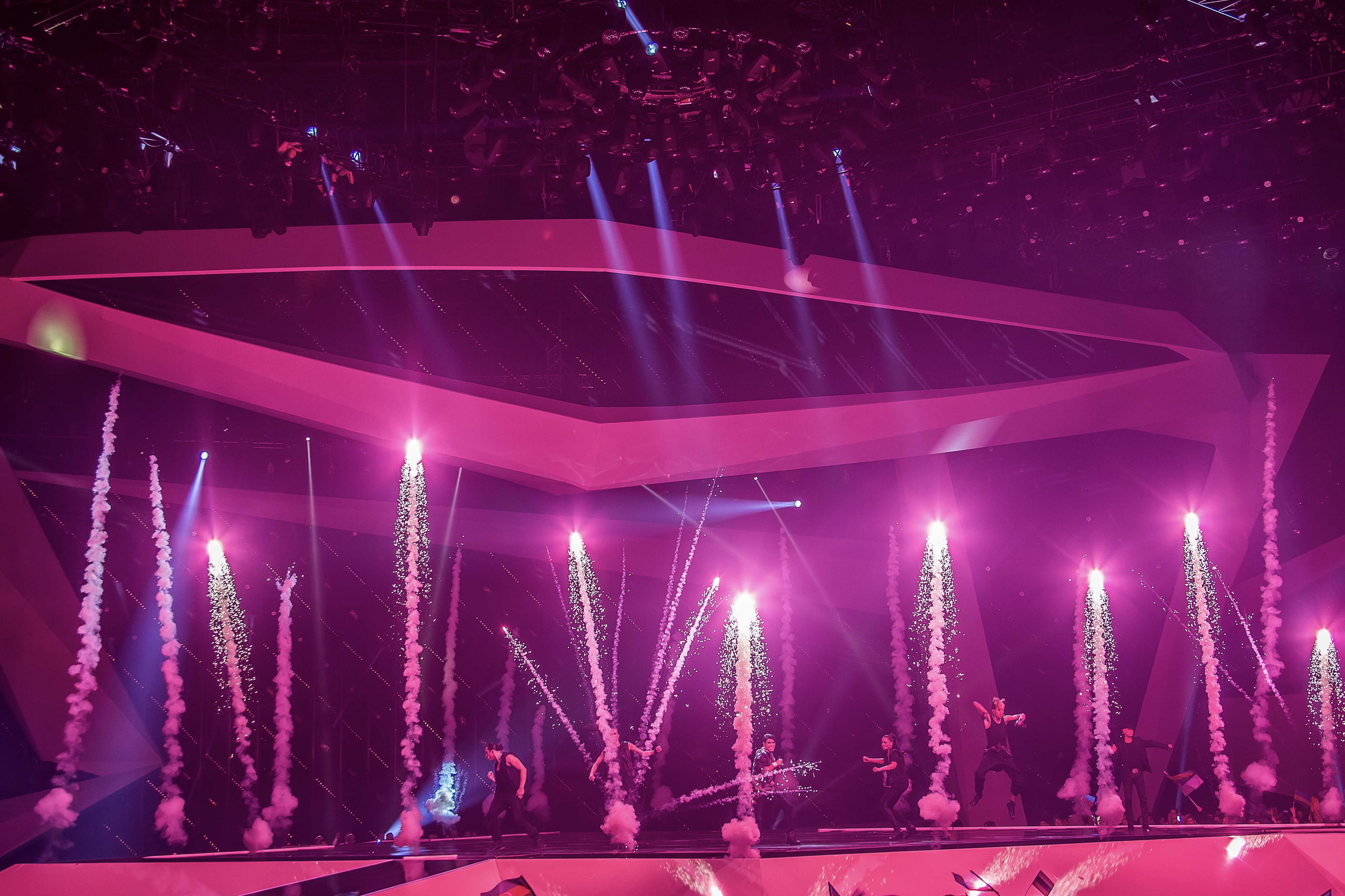 Gesamtansicht der ESC-Produktion mit Pyro- und Special Effects in der Baku Crystal Hall.